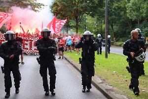 Fanmarsch Rot-Weiss Essen Fans vor Pokalspiel gegen Leipzig