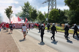 Fanmarsch Rot-Weiss Essen Fans vor Pokalspiel gegen Leipzig