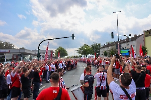 Fanmarsch Rot-Weiss Essen Fans vor Pokalspiel gegen Leipzig