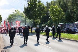 Bus mit Schalke Werbung am Fanmarsch Rot-Weiss Essen Fans vor Pokalspiel gegen Leipzig