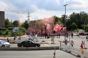 Pyro beim Fanmarsch Rot-Weiss Essen Fans vor Pokalspiel gegen Leipzig