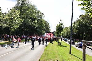 Fanmarsch Rot-Weiss Essen Fans vor Pokalspiel gegen Leipzig