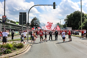 Fanmarsch Rot-Weiss Essen Fans vor Pokalspiel gegen Leipzig