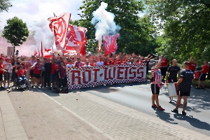 Fanmarsch Rot-Weiss Essen Fans vor Pokalspiel gegen Leipzig