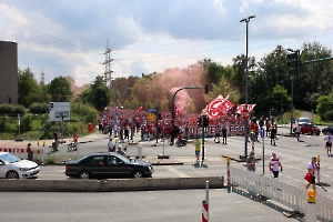 Pyro beim Fanmarsch Rot-Weiss Essen Fans vor Pokalspiel gegen Leipzig