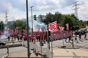 Fanmarsch Rot-Weiss Essen Fans vor Pokalspiel gegen Leipzig