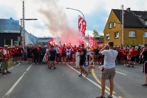 Fanmarsch Rot-Weiss Essen Fans vor Pokalspiel gegen Leipzig