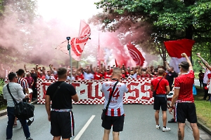 Fanmarsch Rot-Weiss Essen Fans vor Pokalspiel gegen Leipzig