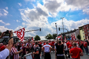 Fanmarsch Rot-Weiss Essen Fans vor Pokalspiel gegen Leipzig