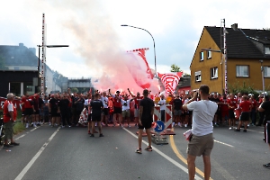 Fanmarsch Rot-Weiss Essen Fans vor Pokalspiel gegen Leipzig