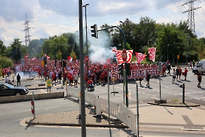 Fanmarsch Rot-Weiss Essen Fans vor Pokalspiel gegen Leipzig