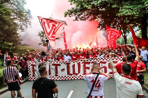 Fanmarsch Rot-Weiss Essen Fans vor Pokalspiel gegen Leipzig