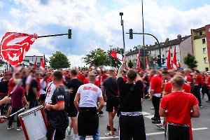 Fanmarsch Rot-Weiss Essen Fans vor Pokalspiel gegen Leipzig