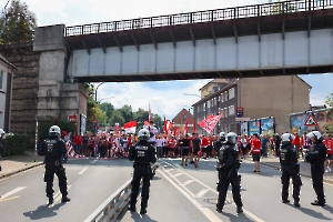 Fanmarsch Rot-Weiss Essen Fans vor Pokalspiel gegen Leipzig