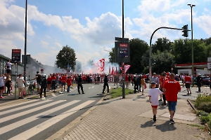 Fanmarsch Rot-Weiss Essen Fans vor Pokalspiel gegen Leipzig