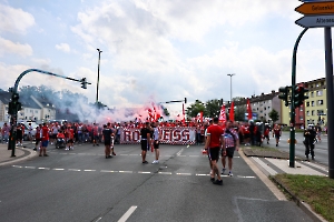 Fanmarsch Rot-Weiss Essen Fans vor Pokalspiel gegen Leipzig