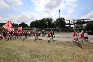 Fanmarsch Rot-Weiss Essen Fans vor Pokalspiel gegen Leipzig