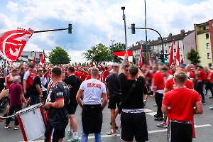 Fanmarsch Rot-Weiss Essen Fans vor Pokalspiel gegen Leipzig