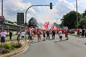 Fanmarsch Rot-Weiss Essen Fans vor Pokalspiel gegen Leipzig