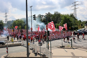 Fanmarsch Rot-Weiss Essen Fans vor Pokalspiel gegen Leipzig