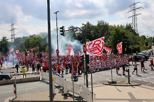 Fanmarsch Rot-Weiss Essen Fans vor Pokalspiel gegen Leipzig