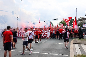 Fanmarsch Rot-Weiss Essen Fans vor Pokalspiel gegen Leipzig