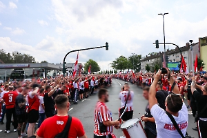 Fanmarsch Rot-Weiss Essen Fans vor Pokalspiel gegen Leipzig