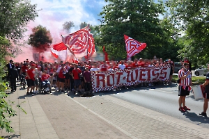 Fanmarsch Rot-Weiss Essen Fans vor Pokalspiel gegen Leipzig