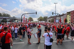 Fanmarsch Rot-Weiss Essen Fans vor Pokalspiel gegen Leipzig