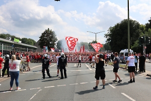 Fanmarsch Rot-Weiss Essen Fans vor Pokalspiel gegen Leipzig