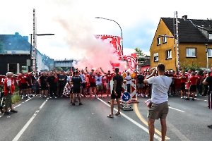 Fanmarsch Rot-Weiss Essen Fans vor Pokalspiel gegen Leipzig