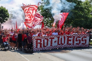 Fanmarsch Rot-Weiss Essen Fans vor Pokalspiel gegen Leipzig