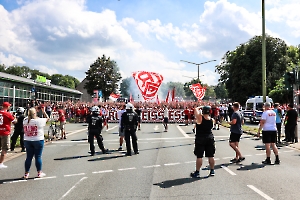 Fanmarsch Rot-Weiss Essen Fans vor Pokalspiel gegen Leipzig