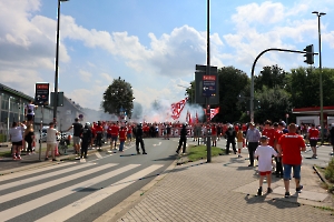 Fanmarsch Rot-Weiss Essen Fans vor Pokalspiel gegen Leipzig