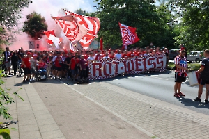 Pyro beim Fanmarsch Rot-Weiss Essen Fans vor Pokalspiel gegen Leipzig