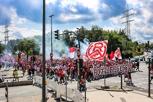 Fanmarsch Rot-Weiss Essen Fans vor Pokalspiel gegen Leipzig