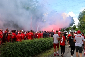 Pyro beim Fanmarsch Rot-Weiss Essen Fans vor Pokalspiel gegen Leipzig