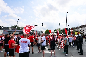 Fanmarsch Rot-Weiss Essen Fans vor Pokalspiel gegen Leipzig