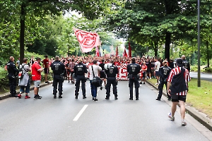 Fanmarsch Rot-Weiss Essen Fans vor Pokalspiel gegen Leipzig