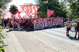 Pyro beim Fanmarsch Rot-Weiss Essen Fans vor Pokalspiel gegen Leipzig