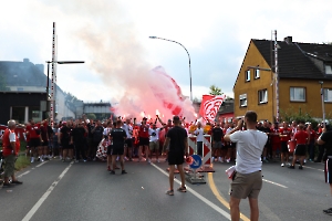 Fanmarsch Rot-Weiss Essen Fans vor Pokalspiel gegen Leipzig