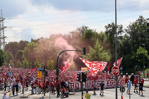 Pyro beim Fanmarsch Rot-Weiss Essen Fans vor Pokalspiel gegen Leipzig