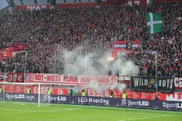 Rot Weiss Hooligans Banner und Rauch