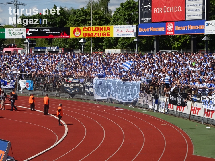 Foto: MSV Fans Mannschaft feiern Aufstieg in die 2. Liga ...