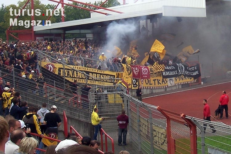 Foto: Dynamo Dresden Fans in Oberhausen - Bilder von ...