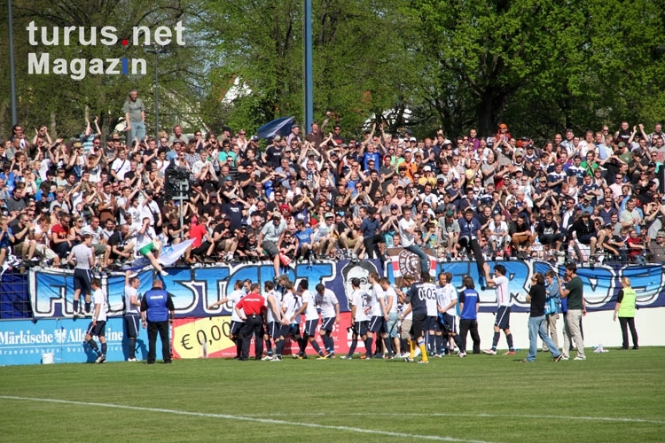 Foto: Mannschaft und Fans des SV Babelsberg 03 feiern den ...