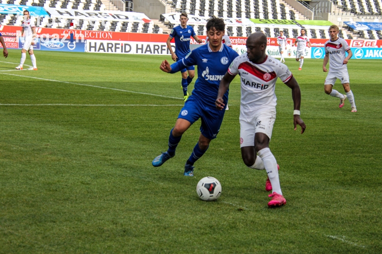 Foto Amara Conde Zweikampf Rot Weiss Essen Schalke 04 Ii 03 04 2021 Bilder Von Fc Schalke 04 Turus Net Magazin