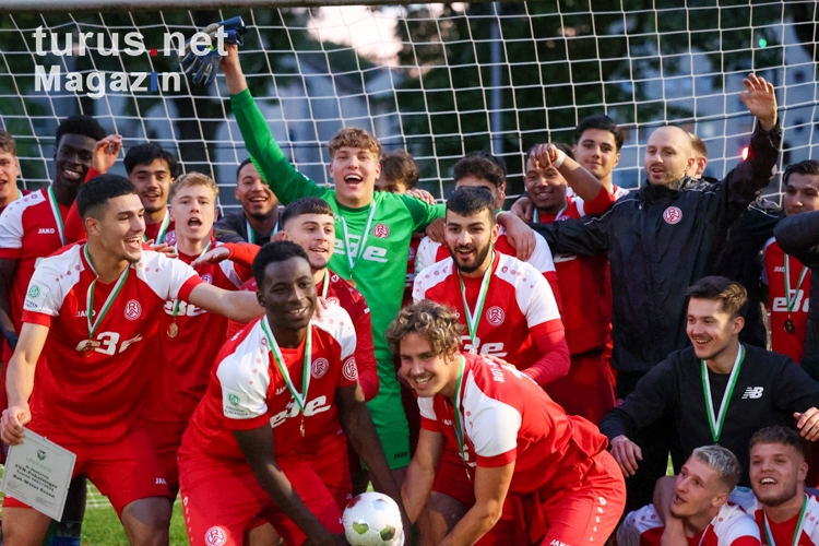 Foto Siegerehrung Jubel U19 Niederrheinpokalfinale Msv Duisburg Vs Rot Weiss Essen Spielfotos 