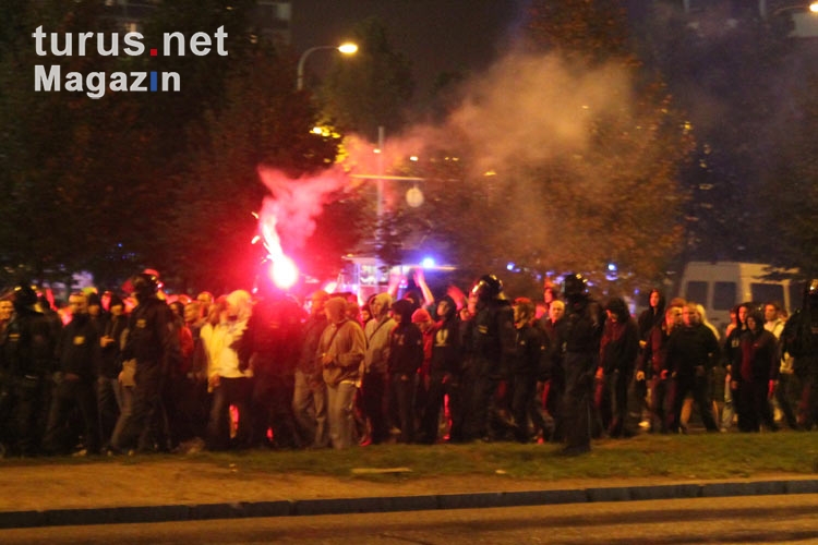 Foto: Die Fans des AC Sparta Praha marschieren zum Erzrivalen SK Slavia - Bilder von SK Slavia ...