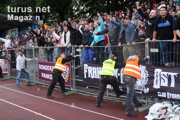 Foto: Fans des BFC Dynamo feiern den Finaleinzug - Bilder ...